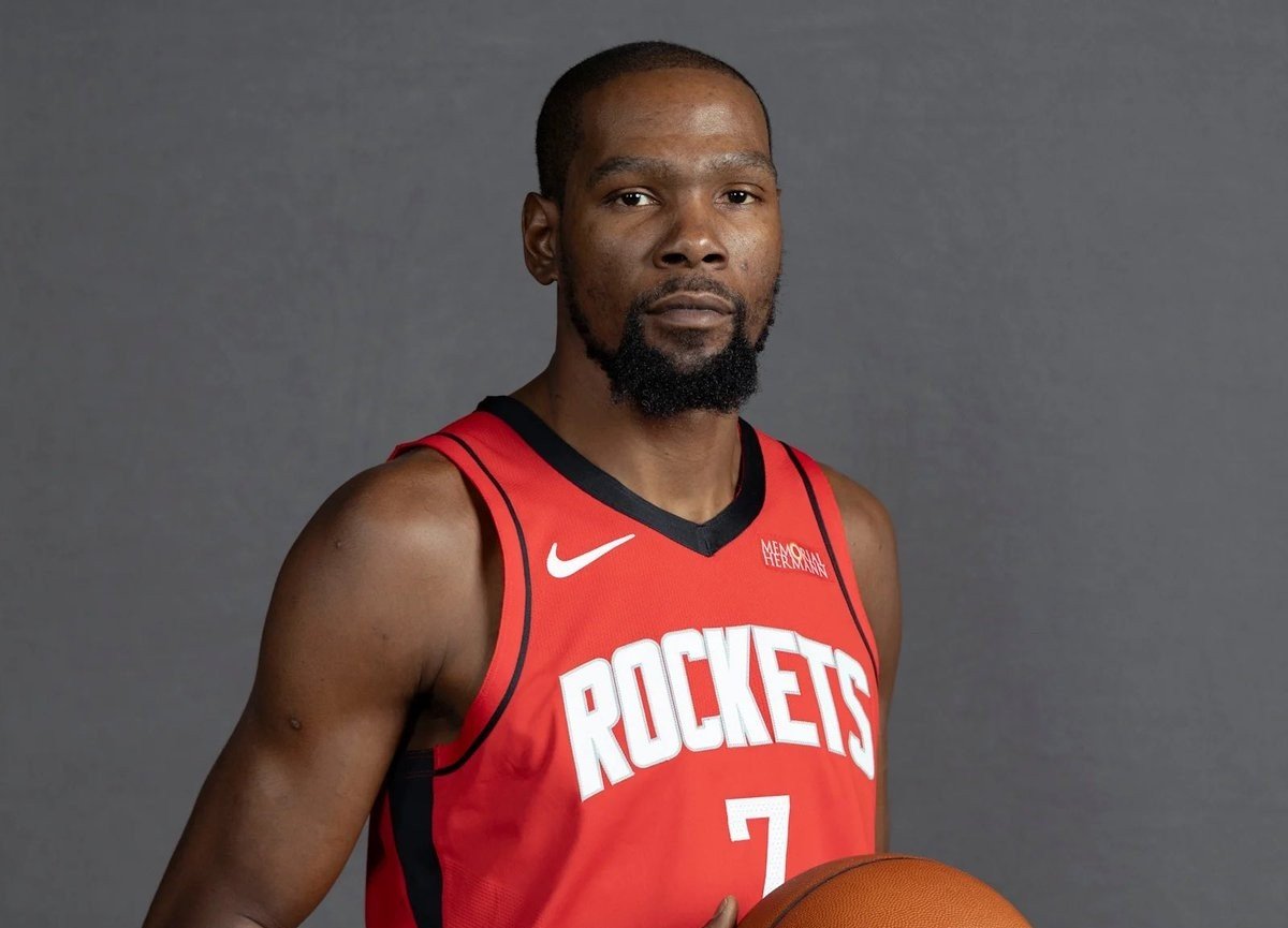 赛地聚焦——CBA季后赛今夜热度飙升杜兰特连续十场比赛得分超过刷新纪录，萨克拉门托国王关键时刻扳平良机直接炸裂 